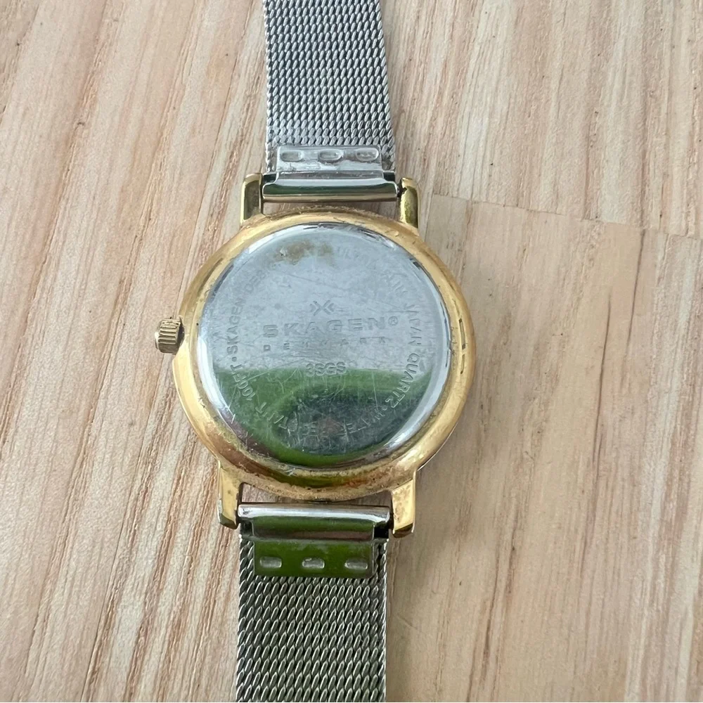 Skagen Denmark ladies round silver tone contemporary dress watch NEW BATTERY
